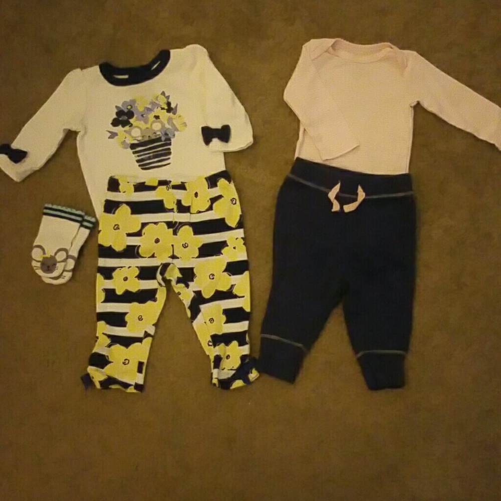 Bundle 2 outfits baby girl 3-6 mos